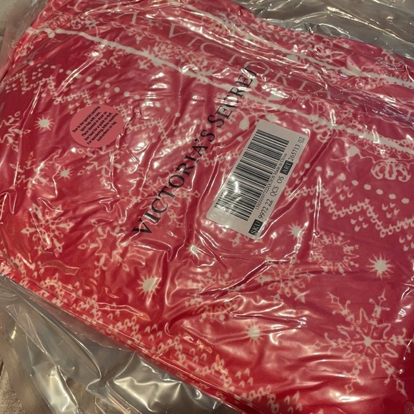 Victoria's Secret Red & White Snowflake Throw new - Picture 3 of 4